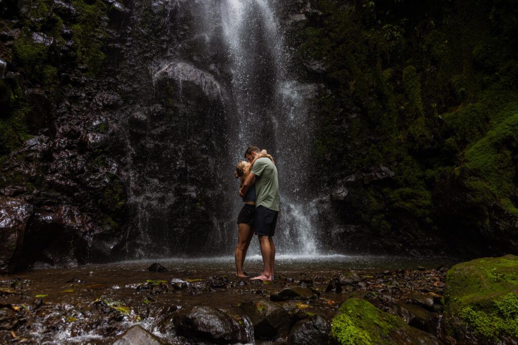 couple kissing in front of the waterfall in Costa Rica
